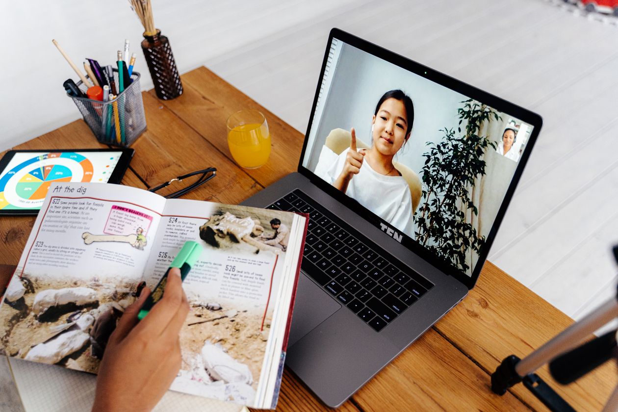 Online AI course for beginners shown on a laptop screen with learning materials
