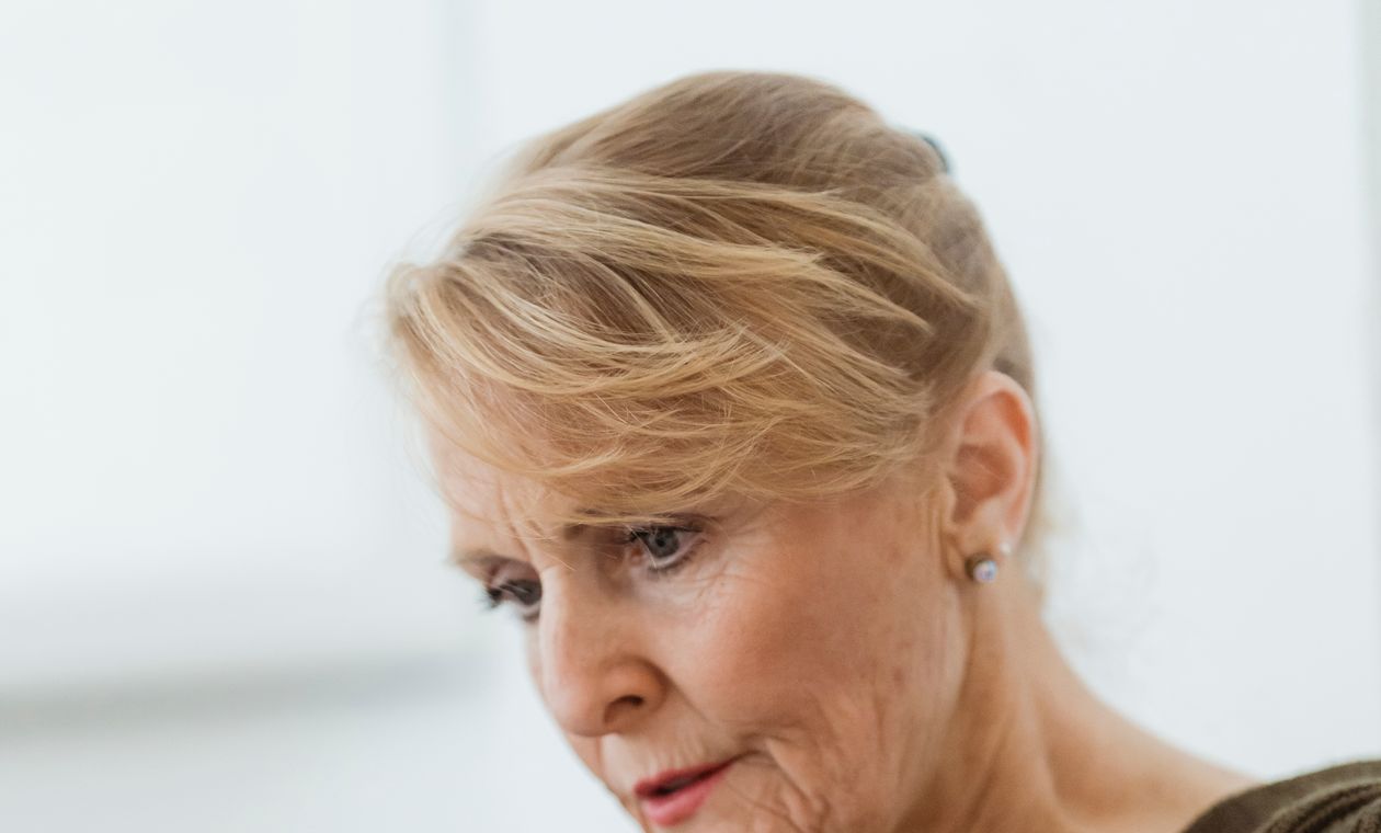 Mature woman using a laptop at home to try an AI chatbot
